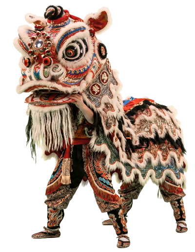 Un bailarín con un traje tradicional de león chino, altamente ornamentado y colorido, en plena actuación. El disfraz, que incluye una cabeza de león detallada con lentejuelas y una larga barba blanca, destaca sobre un fondo negro puro. Ideal para representar la cultura y el Año Nuevo Chino.