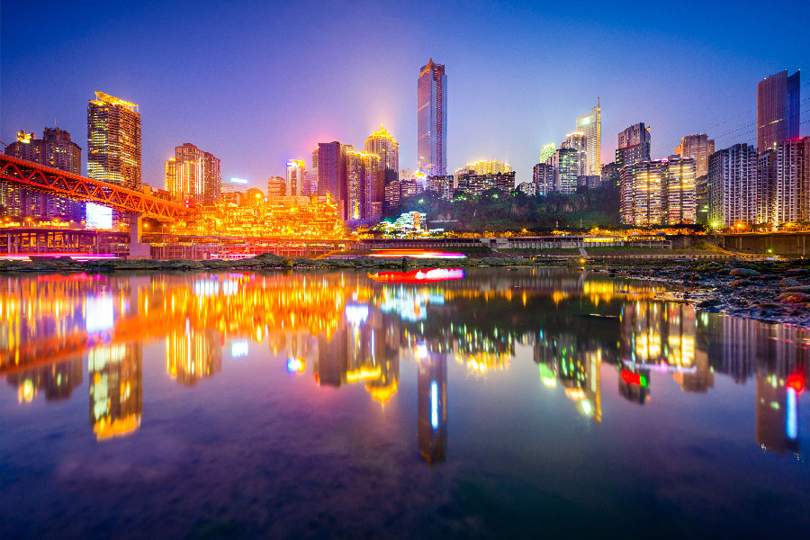 Impresionante vista nocturna del horizonte de Chongqing, China. La arquitectura moderna y los reflejos en el río capturan la esencia vibrante de esta metrópoli asiática.Itinerarios Personalizados