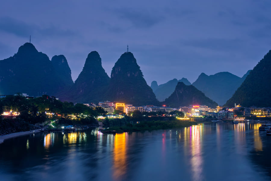 Fotografía clásica de la pesca tradicional con cormoranes en Yangshuo. Captura la cultura ancestral de China en el río Li, un destino emblemático para fotógrafos y viajeros.